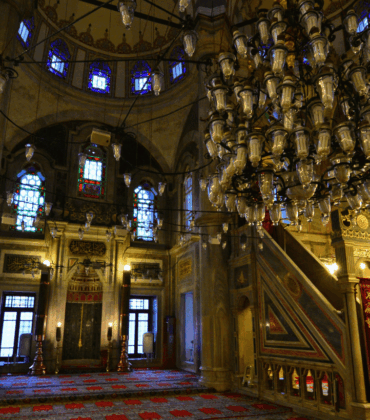 Mosque Etiquette in Istanbul: A Respectful Visitor’s Guide