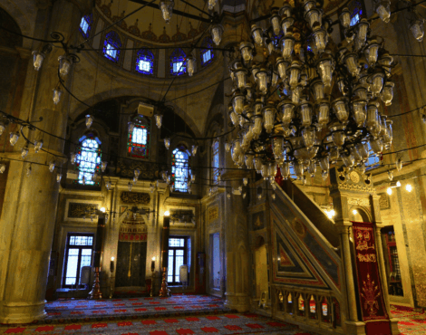 Mosque Etiquette in Istanbul: A Respectful Visitor’s Guide